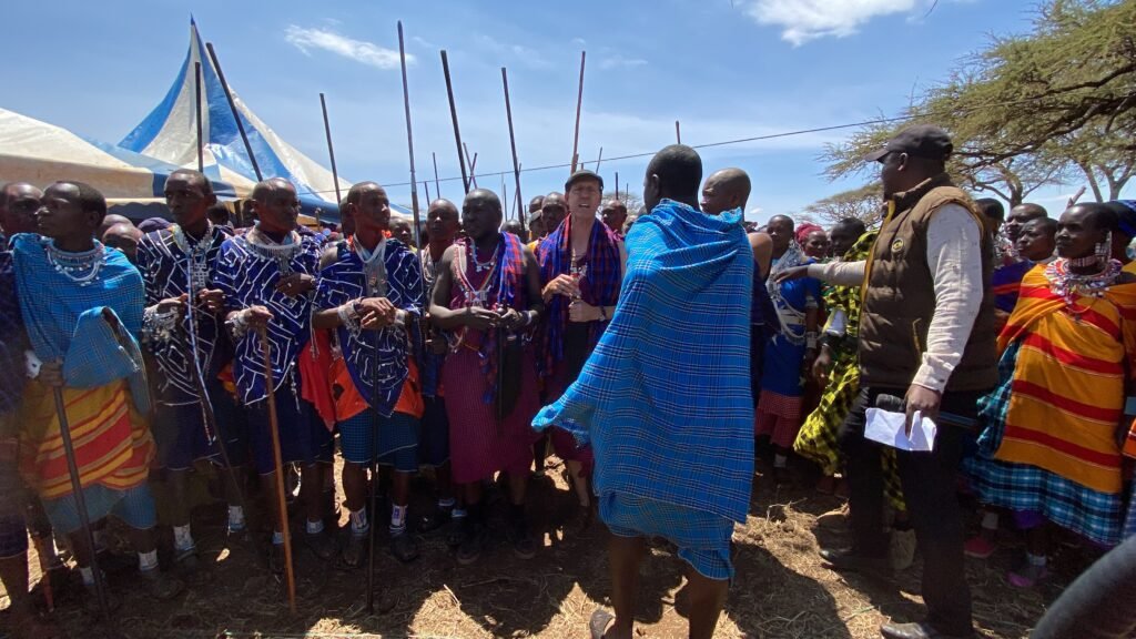 Escorting guests of honor: When guests arrive, people gather to escort guests of honor to the event. The procession begins outside the grounds of the emuta. With the guest of honor in the lead, hundreds of guests join the procession, singing and walking in rhythm onto the event grounds.